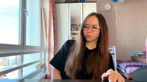 Mia online show from March 22, 2026, 2:09 pm