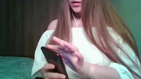 evasapples2026 online show from April 7, 2026, 7:47 pm