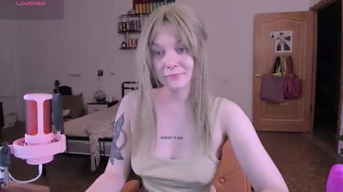 Snapshot of evathority chatting on December 4, 2025, 5:21 pm online show from December 4, 2025, 5:21 pm