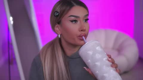 Eva online show from November 10, 2025, 7:46 pm