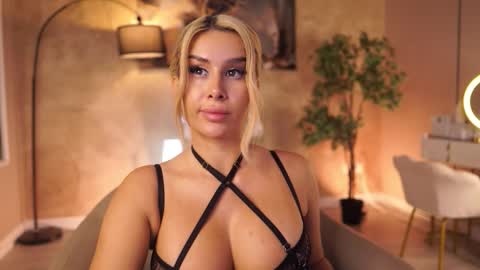 Snapshot of evazane chatting on March 7, 2026, 10:40 pm Eva online show from March 7, 2026, 10:40 pm