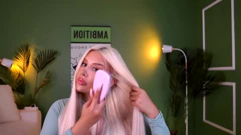 Snapshot of evazane chatting on April 2, 2026, 8:39 pm Eva online show from April 2, 2026, 8:39 pm