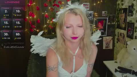 Snapshot of evelittlesinner chatting on October 30, 2025, 11:49 pm Eve online show from October 30, 2025, 11:49 pm