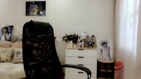Snapshot of evelove33 chatting on February 26, 2025, 8:04 am evelove online show from February 26, 2025, 8:04 am