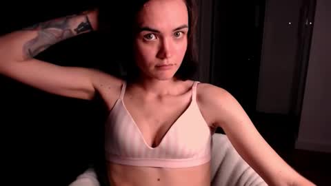 Snapshot of evelyn_gg chatting on November 5, 2025, 11:49 pm Evelyn online show from November 5, 2025, 11:49 pm