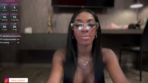 E V E L Y N  online show from February 3, 2025, 2:55 pm