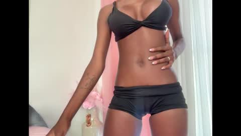 E V E L Y N  online show from September 9, 2025, 2:05 pm