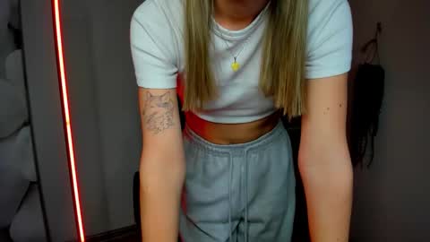 Snapshot of evelynblond chatting on December 3, 2025, 1:42 pm evelynblond online show from December 3, 2025, 1:42 pm