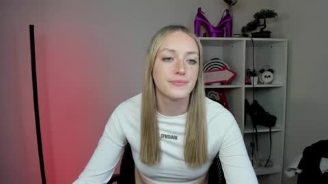 evelynblond online show from March 18, 2026, 6:33 pm