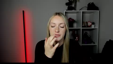 evelynblond online show from July 6, 2026, 12:46 pm