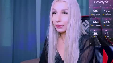 Snapshot of evelynnluxe chatting on October 9, 2025, 8:56 am Evelin HELP ME GET MY FIRST 50 THUMBS UP online show from October 9, 2025, 8:56 am
