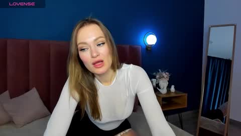 Snapshot of evelynpoole chatting on November 17, 2025, 1:33 am Evelyn online show from November 17, 2025, 1:33 am