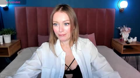 Snapshot of evelynpoole chatting on November 24, 2025, 1:27 am Evelyn online show from November 24, 2025, 1:27 am