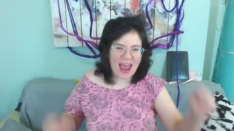 Snapshot of everly_rays chatting on December 24, 2024, 2:01 pm Everly online show from December 24, 2024, 2:01 pm