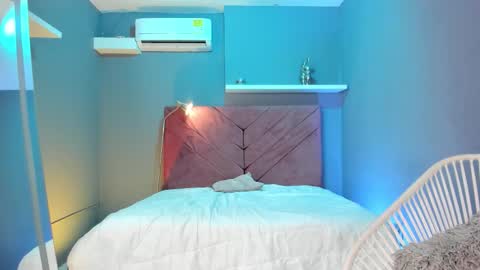 Sophia online show from October 6, 2025, 7:44 pm