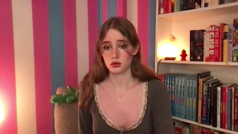 Snapshot of eviecam chatting on October 19, 2025, 8:04 am Evie3 online show from October 19, 2025, 8:04 am