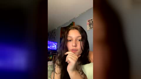 eviesins_xo online show from December 22, 2025, 4:20 am