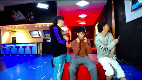 extrangers online show from October 11, 2025, 12:04 pm