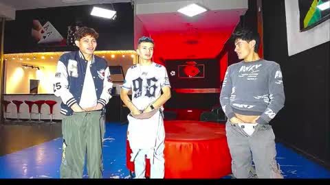 extrangers online show from November 7, 2025, 1:55 pm