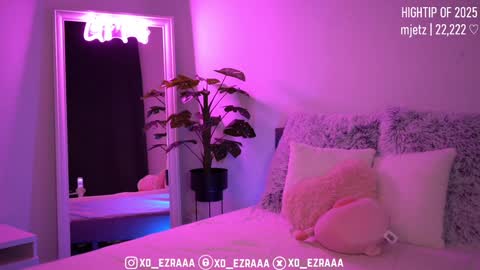 Snapshot of ezra chatting on December 1, 2025, 10:15 pm Ezra online show from December 1, 2025, 10:15 pm