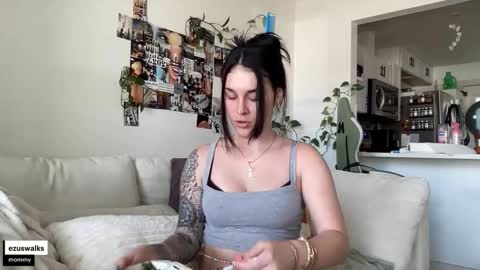 Snapshot of ezuswalks chatting on October 5, 2025, 8:07 pm Emily online show from October 5, 2025, 8:07 pm