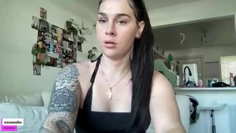 Snapshot of ezuswalks chatting on October 8, 2025, 10:29 pm Emily online show from October 8, 2025, 10:29 pm