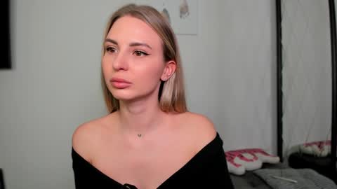 Snapshot of f1oraa chatting on February 2, 2025, 3:28 pm  if you dont have fansly account yet use this link to registration    online show from February 2, 2025, 3:28 pm