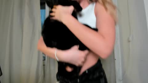 Snapshot of f1oraa chatting on February 5, 2025, 2:37 pm  if you dont have fansly account yet use this link to registration    online show from February 5, 2025, 2:37 pm