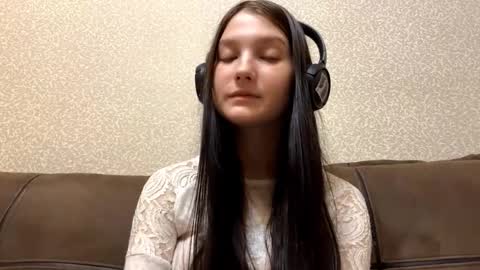 Aurora 18yo online show from October 29, 2025, 10:17 am