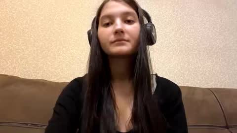 Aurora 18yo online show from November 22, 2025, 11:09 am
