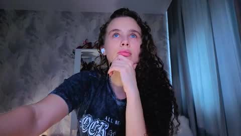 Snapshot of feet_heelss chatting on October 27, 2025, 10:52 am Kris online show from October 27, 2025, 10:52 am