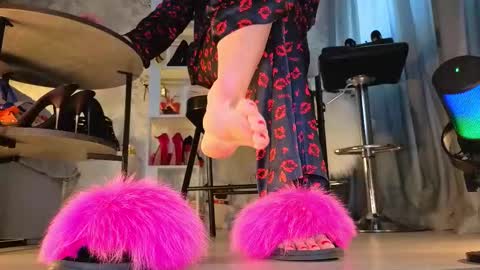 Snapshot of feet_heelss chatting on November 10, 2025, 9:30 am Kris online show from November 10, 2025, 9:30 am