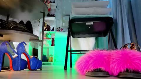 Snapshot of feet_heelss chatting on November 26, 2025, 10:38 am Kris online show from November 26, 2025, 10:38 am