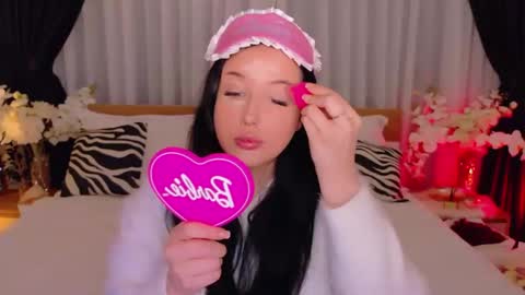 Felicia Herceg online show from November 28, 2025, 4:42 pm