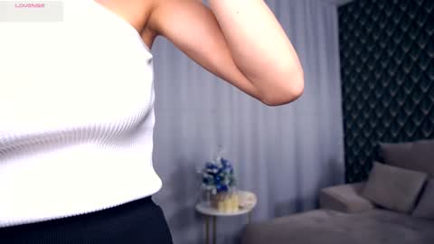 Snapshot of felissiany chatting on January 7, 2026, 4:26 am Hello im Nova online show from January 7, 2026, 4:26 am