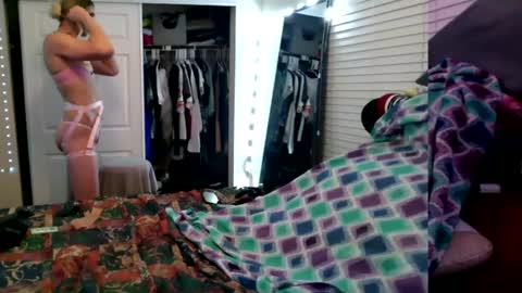 Snapshot of femboy_allie chatting on December 21, 2024, 12:53 am Allie North online show from December 21, 2024, 12:53 am