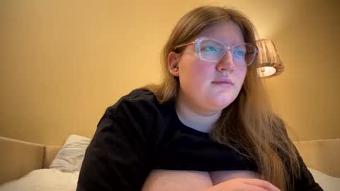 Snapshot of fiechenh chatting on December 3, 2024, 2:38 pm Sophie online show from December 3, 2024, 2:38 pm