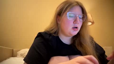 Snapshot of fiechenh chatting on December 16, 2024, 3:32 pm Sophie online show from December 16, 2024, 3:32 pm