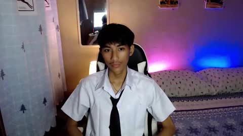 fineboii_rey18 online show from September 22, 2025, 12:40 pm