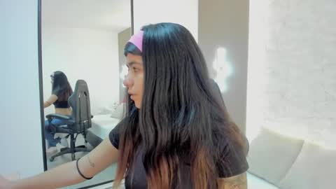 F I O R E L L A  online show from November 14, 2025, 2:21 am