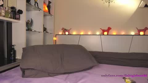 Snapshot of fishtgirlworld chatting on February 14, 2025, 12:57 pm Tia online show from February 14, 2025, 12:57 pm