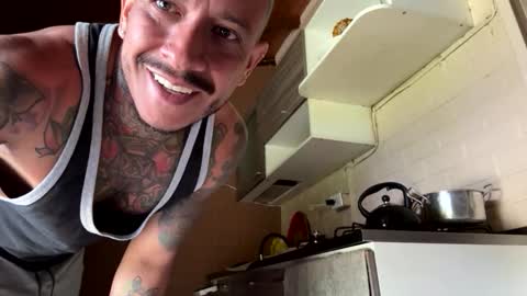 Elias Valencia online show from May 25, 2026, 12:44 pm
