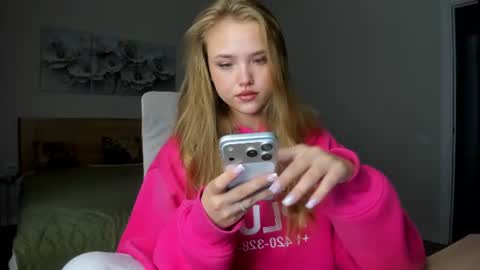 Snapshot of flooora_0 chatting on June 15, 2026, 11:29 pm Mona online show from June 15, 2026, 11:29 pm