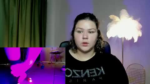 florenceanderson_ online show from October 14, 2025, 9:32 am