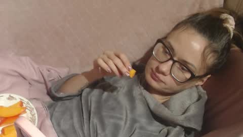 say meow and send tip  online show from December 3, 2025, 7:01 pm