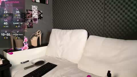 fluffy_cloude online show from May 12, 2026, 4:09 am