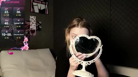 fluffy_cloude online show from May 17, 2026, 6:11 am