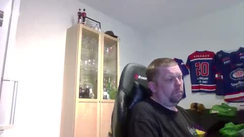 fluffy_espen online show from May 25, 2026, 11:27 am