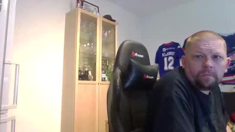 fluffy_espen online show from June 9, 2026, 10:49 am