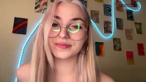 Snapshot of forsakendream chatting on May 3, 2026, 1:39 pm Mitsi online show from May 3, 2026, 1:39 pm